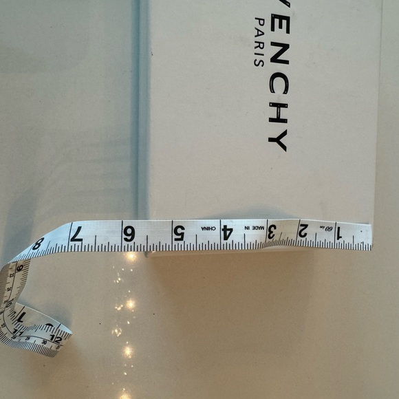 Givenchy Storage Box and Dust Cover - Picture 4 of 5